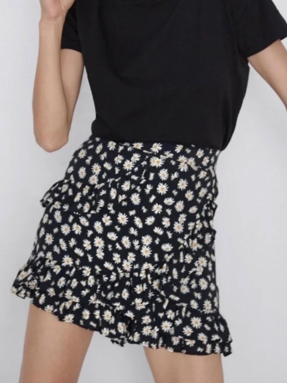 Zara Skort Black White Daisies Floral Ruffles Hidden Zipper Viscose Size M NWOT